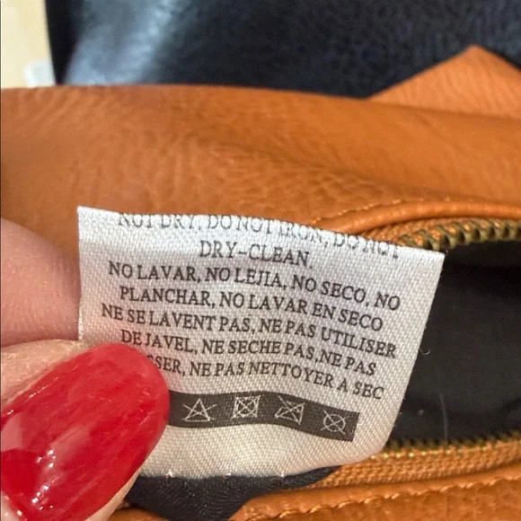 Elegant Black Vegan Leather tote strong magnetic closure - Picture 9 of 14